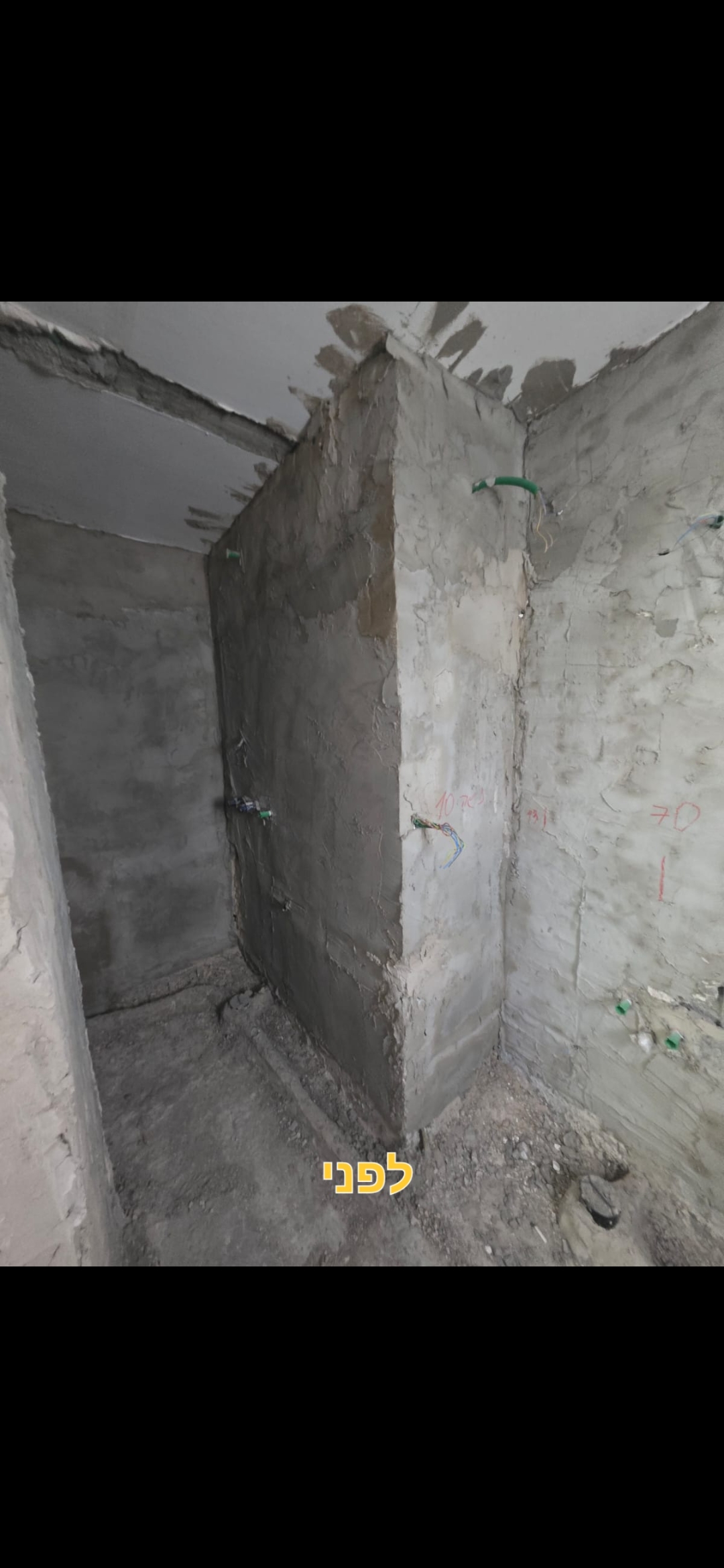 מקלחת יוקרתית בשיש שחור עם זהב — לפני